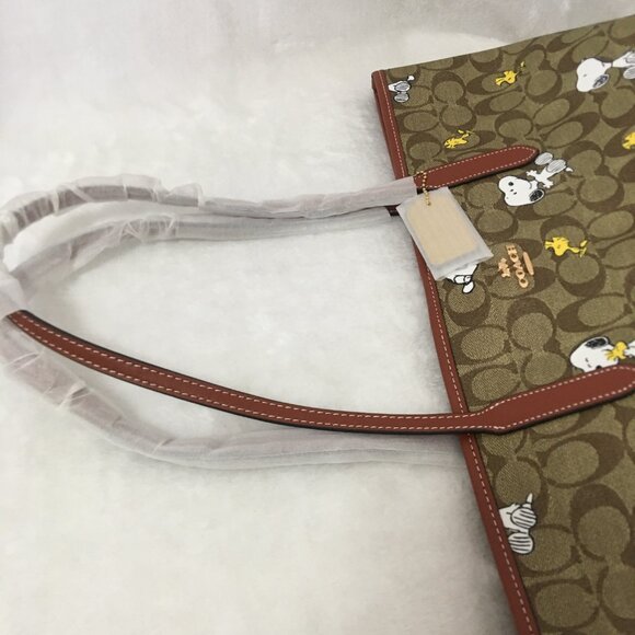 NWT COACH Peanuts Snoopy Tote bag! - Picture 9 of 14
